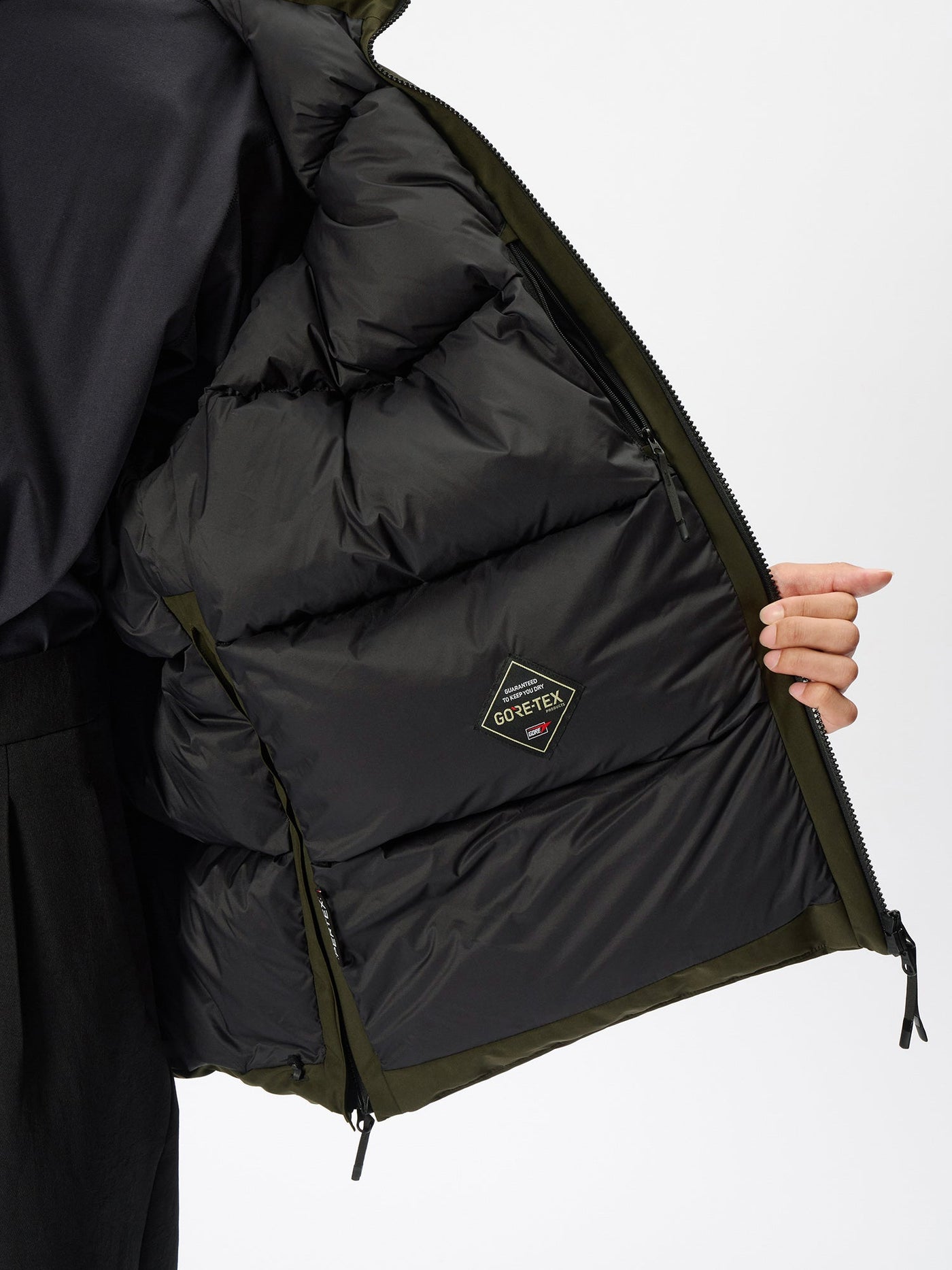 Model: Height 186cm / 6'1" | Wearing: KHAKI / 3