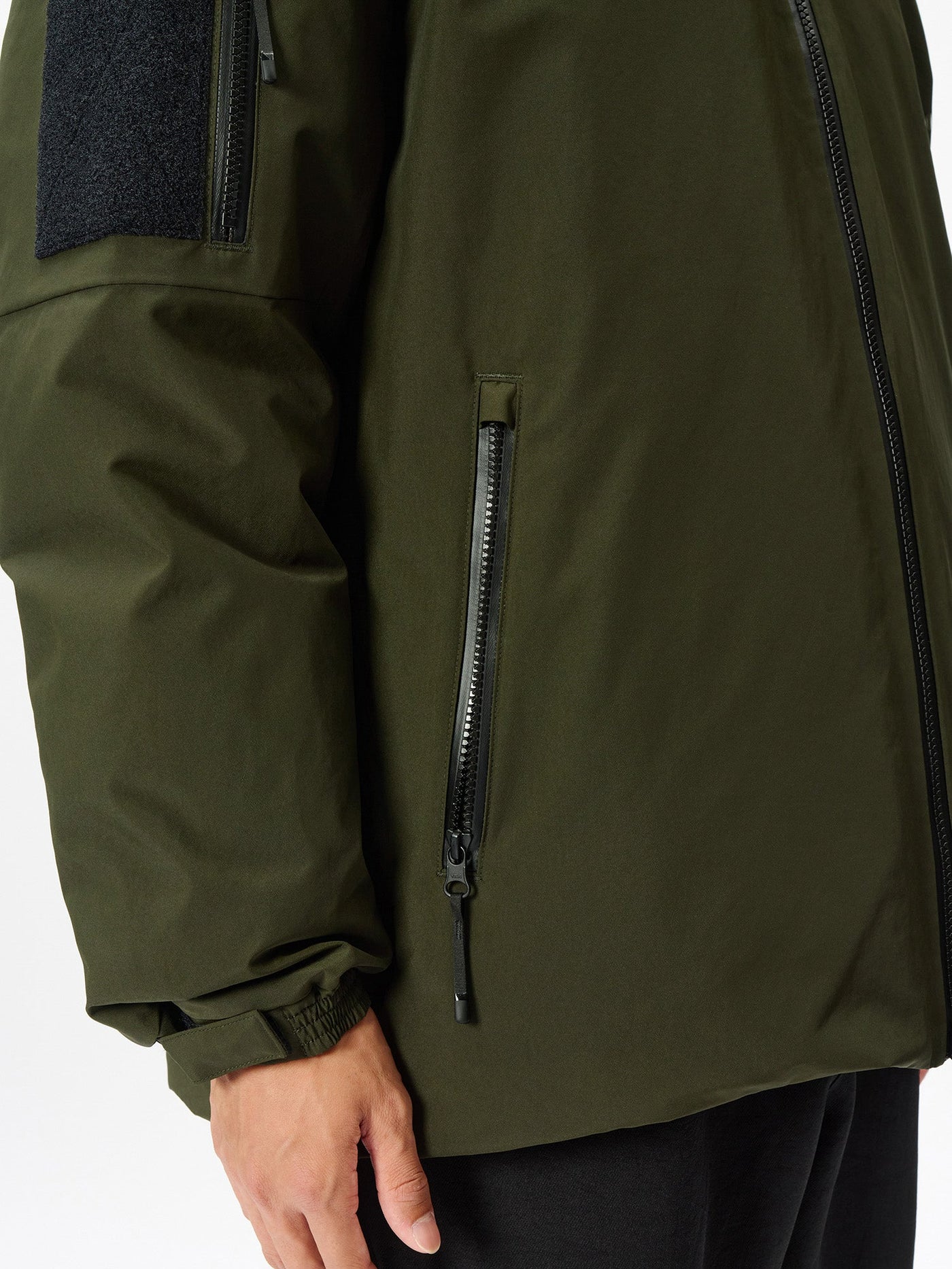 Model: Height 186cm / 6'1" | Wearing: KHAKI / 3