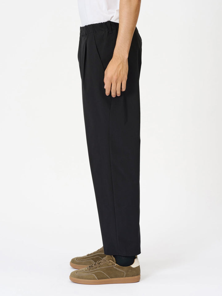 【ブラック（01）】One Tuck Trouser ブラック（01）】One Tuck Trouser | ヤマダウェブコム
