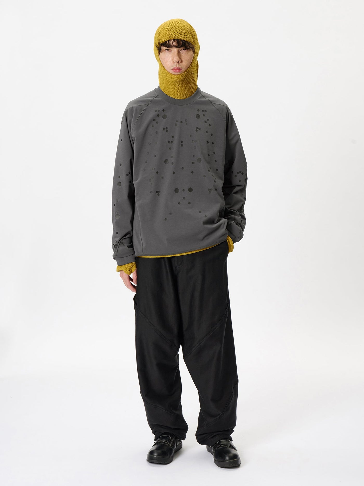 Model: Height 183cm / 6'0" | Wearing: DEEP CHARCOAL / 4